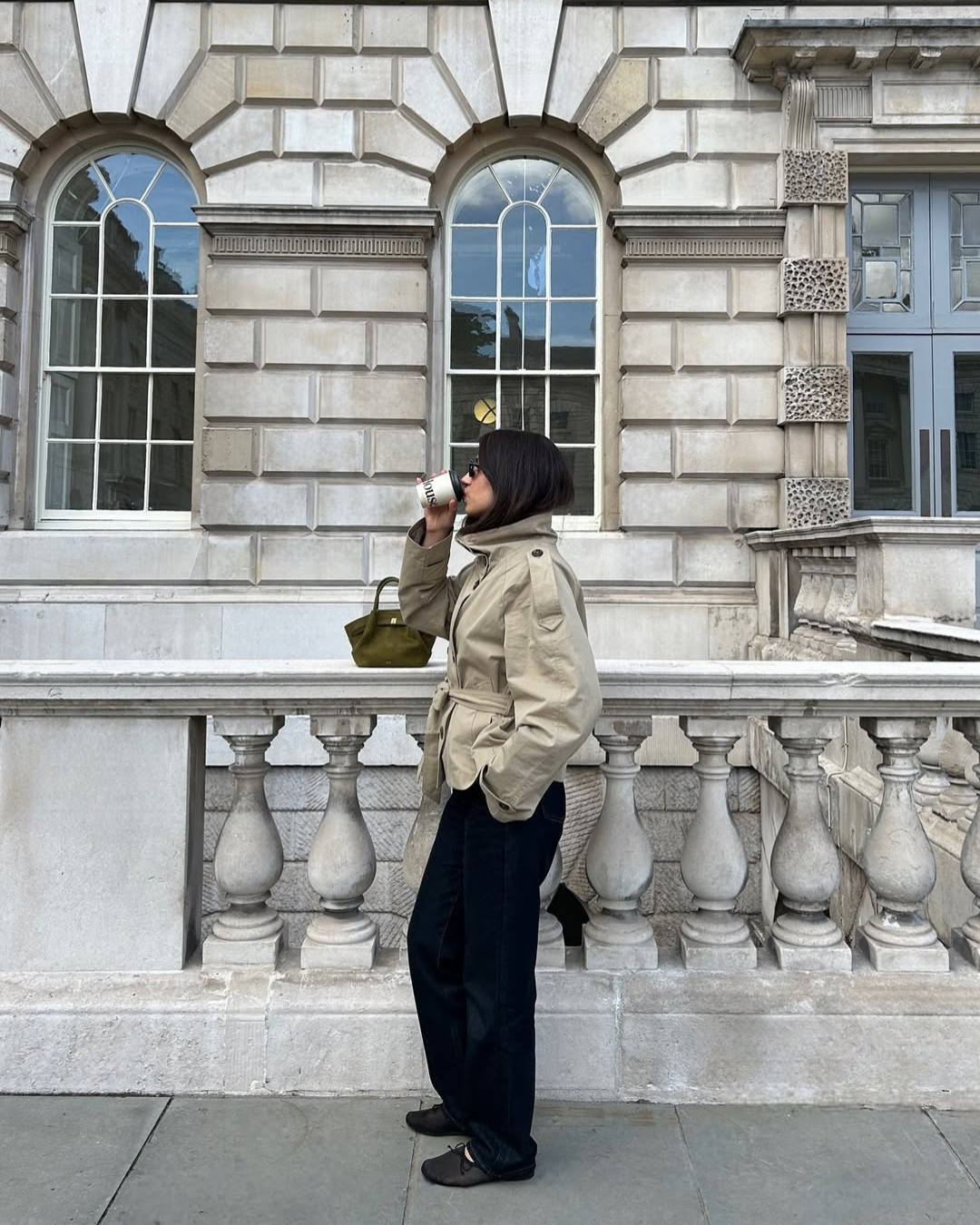 CHAQUETA TRENCH CROPPED CON CINTURÓN