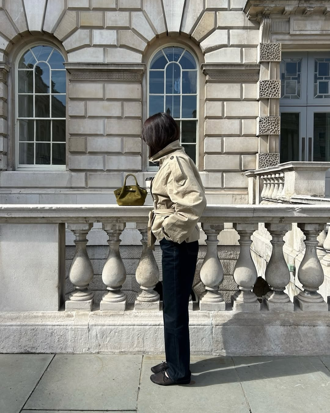 CHAQUETA TRENCH CROPPED CON CINTURÓN