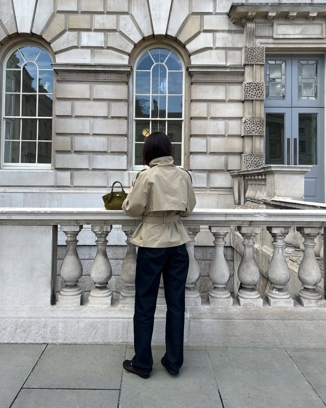 CHAQUETA TRENCH CROPPED CON CINTURÓN