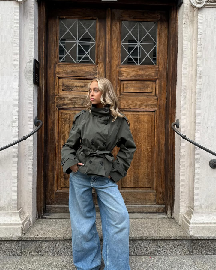 CHAQUETA TRENCH CROPPED CON CINTURÓN