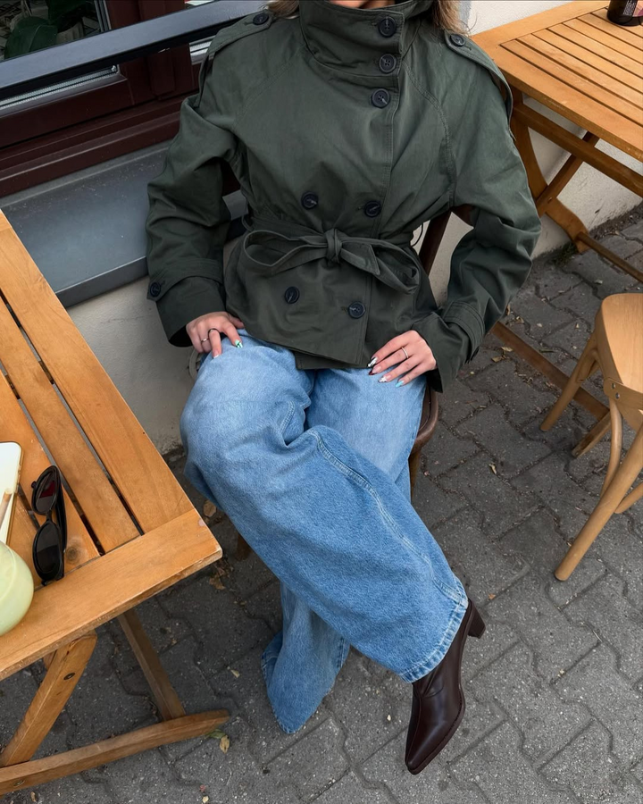 CHAQUETA TRENCH CROPPED CON CINTURÓN