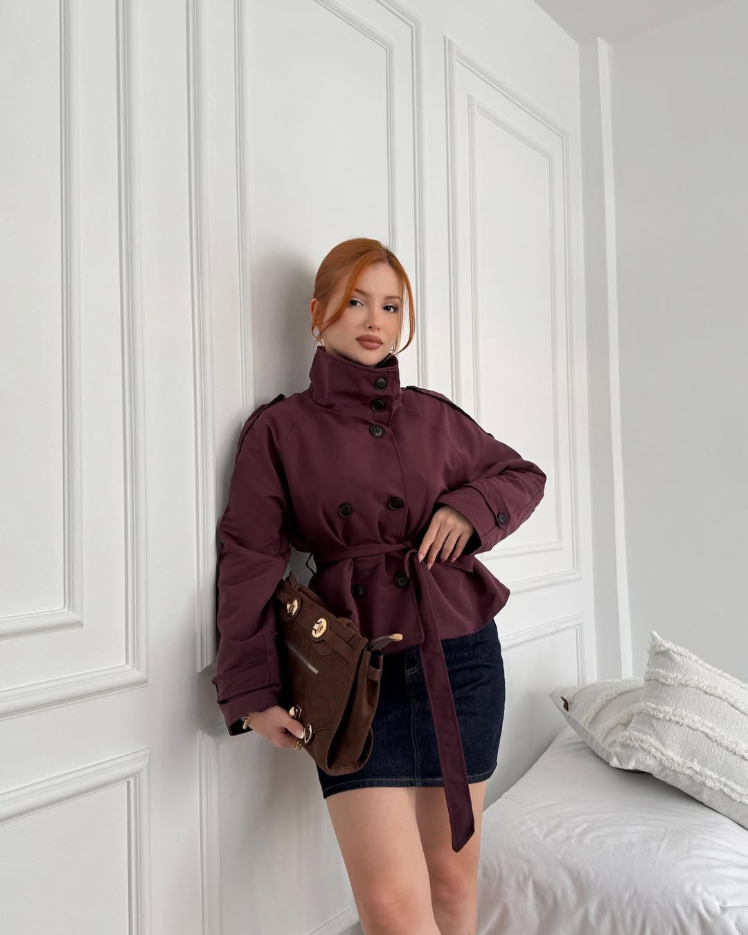 CHAQUETA TRENCH CROPPED CON CINTURÓN