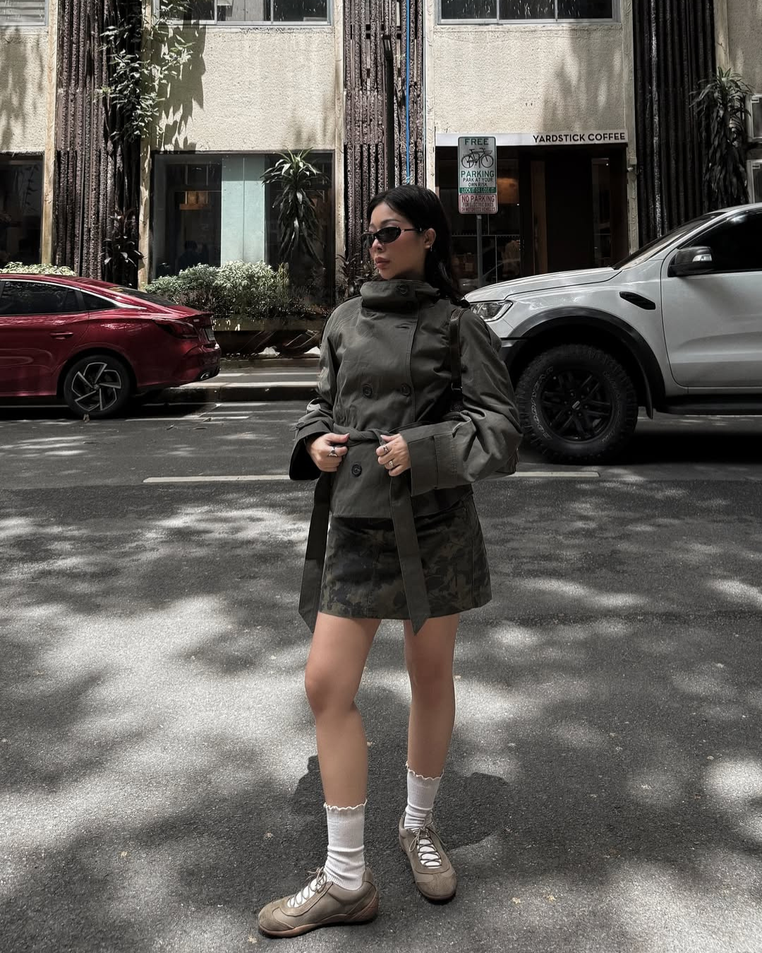 CHAQUETA TRENCH CROPPED CON CINTURÓN