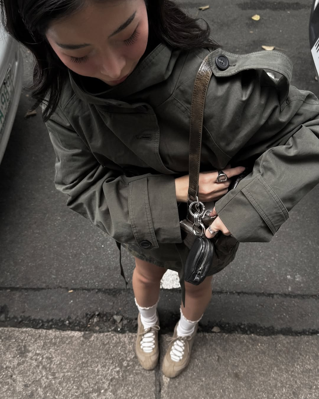 CHAQUETA TRENCH CROPPED CON CINTURÓN