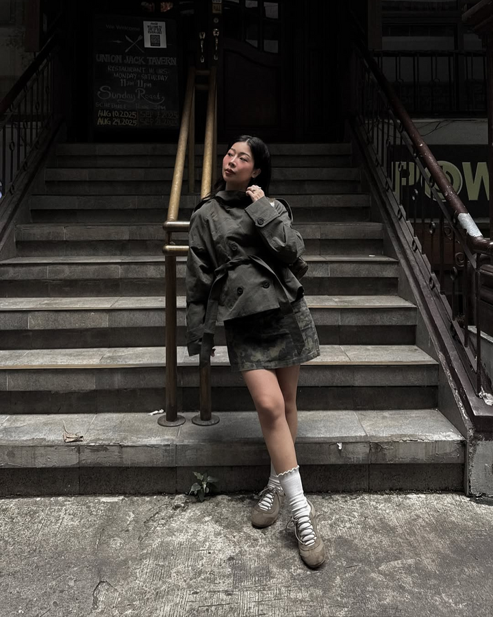 CHAQUETA TRENCH CROPPED CON CINTURÓN