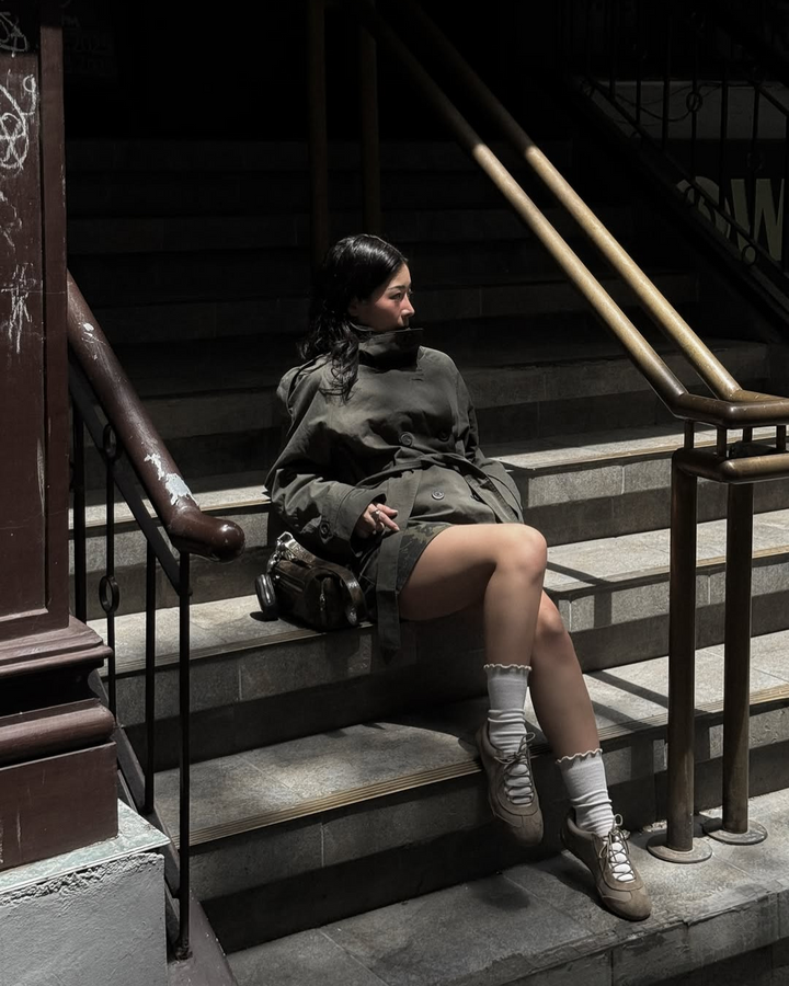 CHAQUETA TRENCH CROPPED CON CINTURÓN