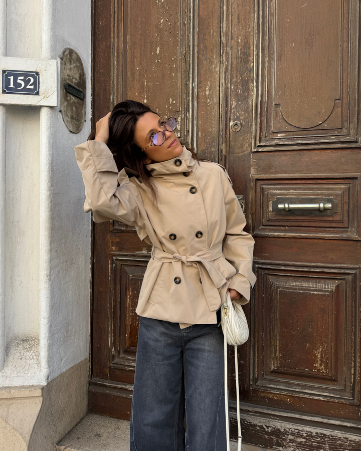 CHAQUETA TRENCH CROPPED CON CINTURÓN