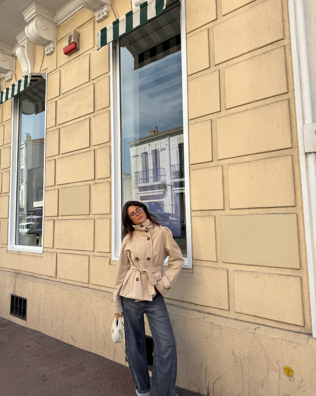 CHAQUETA TRENCH CROPPED CON CINTURÓN