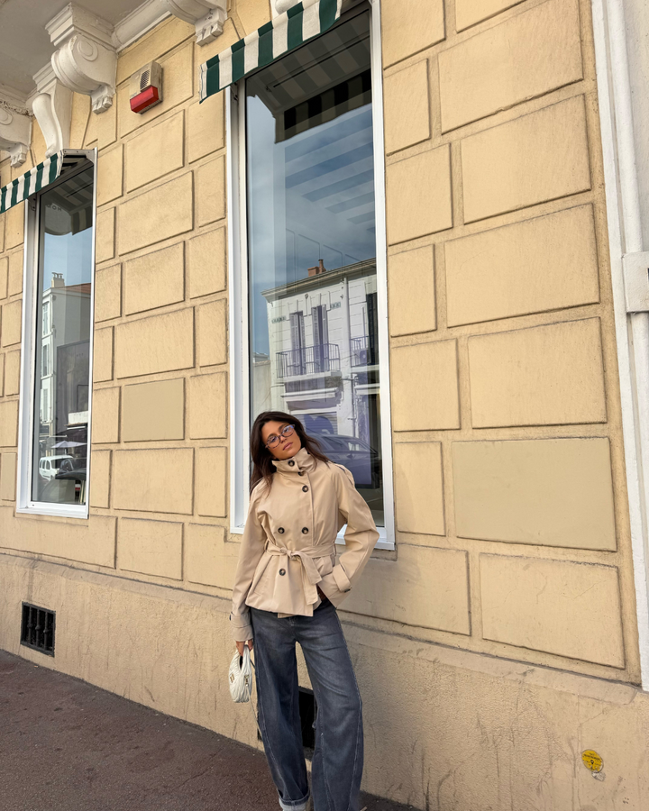 CHAQUETA TRENCH CROPPED CON CINTURÓN