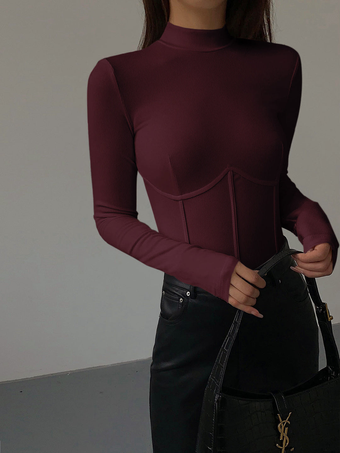 CAMISETA CUELLO ALTO Y RIBETE