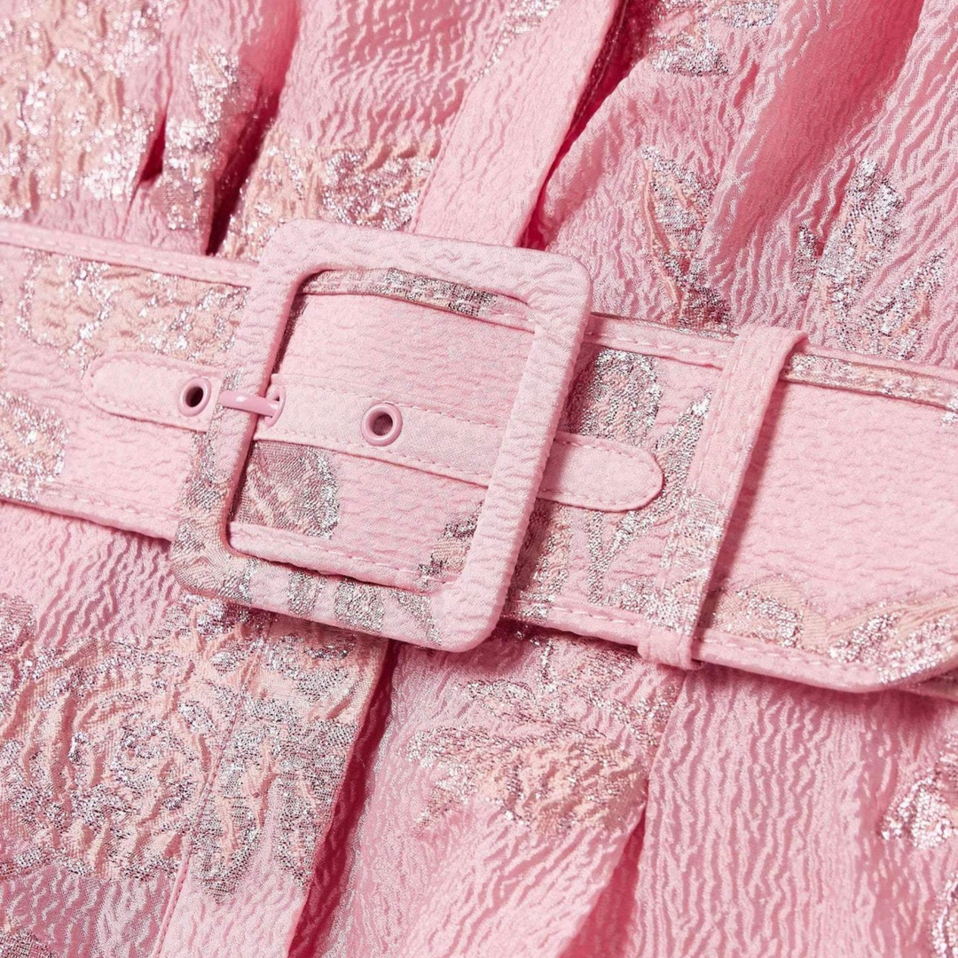 VESTIDO ROSA CON MANGAS ABULLONADAS